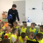 Dzieci z oddziału Biedronek i Motylków podczas spotkania z policjantem
