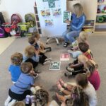 Przedszkolaki z oddziału Żuczki na zajęciach edukacyjnych dotyczacych zasad ewakuacji