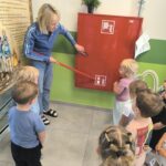 Przedszkolaki z oddziału Żuczki w skrzyńce z gaśnicą