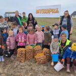 Wspolne-zdjecie-przy-traktorze-i-kopaczce
