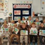 Zdjęcie grupowe Mrówek z pracą plastyczną