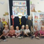 Zdjęcie grupowe przedszkolaków z oddziału Żuczki z okazji dnia kropki