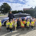 Żuczki i Pszczółki przy radiowozie