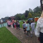 dzieci bezpiecznie opuszczają przedszkole