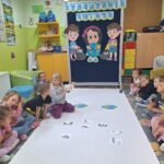 dzieci-ukladaja-puzzle