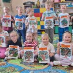 dzieci z pracą plastyczną