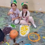 dzieci układają dary jesieni z produktów sensorycznych