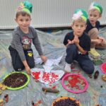 dzieci układają dary jesieni z produktów sensorycznych