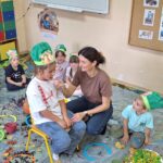 dzieci rozpoznają owoce i warzywa za pomocą zmysłu smaku