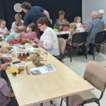 dzieci tworzą ozdoby z jesiennych darów