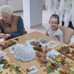 dzieci tworzą ozdoby z jesiennych darów