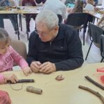 dzieci tworzą ozdoby z jesiennych darów