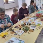 dzieci tworzą ozdoby z jesiennych darów