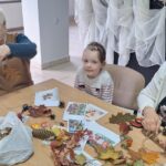 dzieci tworzą ozdoby z jesiennych darów