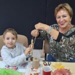 dzieci tworzą ozdoby z jesiennych darów