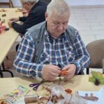 dzieci tworzą ozdoby z jesiennych darów