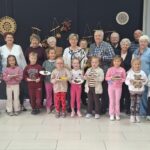 wspólne zdjęcie seniorów i dzieci