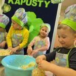 Chlopiec-napelnia-swoj-sloik-kapusta