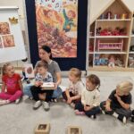 Dopasowanie obrazków do ukrytych darów w pudełkach