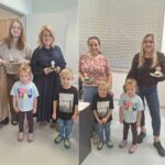 Dzieci częstują pracowników przedszkola muffinkami
