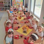 Dzieci degustują sok z buraka i jabłko pieczone