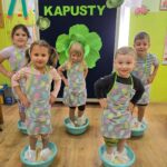 Dzieci-deptaja-kapuste