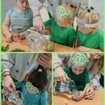 Dzieci-nalewaja-wode-do-sloikow