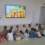 Dzieci oglądają bajkę o patyczakach