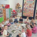 Dzieci oglądają książki kucharskie