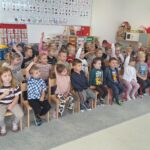 Dzieci podczas spotkania z magikiem