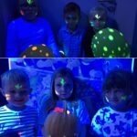 Dzieci podczas zabaw z wykorzystaniem lampy uv