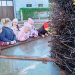 Dzieci przyglądają się tężni