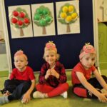 Dzieci siedzą przy tablicy