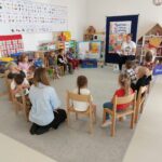 Dzieci słuchają baśni czytanej przez p. Agatę