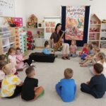 Dzieci słuchają gry na saksofonie