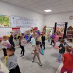 Dzieci tańczą z chustkami