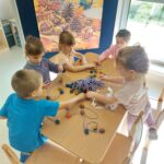 Dzieci tworzą instrument jesienny z orzechów