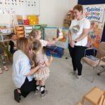 Dzieci wręczają podziękowanie p. Agacie