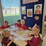 Dzieci wykonują prace plastyczną