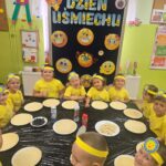 Dzieci-z-nalesnikow-robia-usmiechniete-buzki