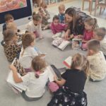 Dzieci z nauczycielką wyszukują przepisów