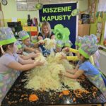 Dzieci-z-pania-mieszaja-kapuste