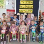 Dzieci z pracami plastycznymi