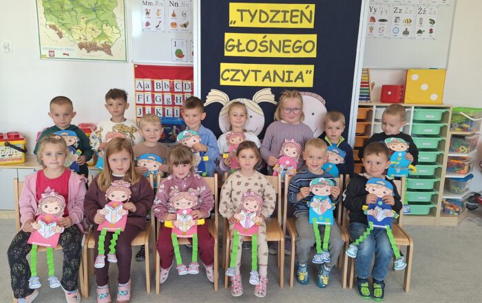 Dzieci z pracami plastycznymi