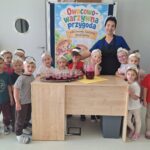 Dzieci z szefową kuchni z przgotowanym sokiem