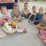 Dzieci z zakupionymi produktami