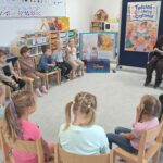 Pani Żaneta czyta dzieciom bajkę