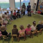 Pani-psycholog-wspolnie-z-szefowa-kuchni-czyta-dzieciom-wiersz