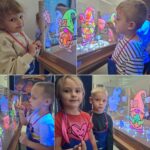 Przedszkolaki malują na folii farbami fluo