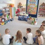 Przedszkolaki przygotowane do segregacji owoców i warzyw